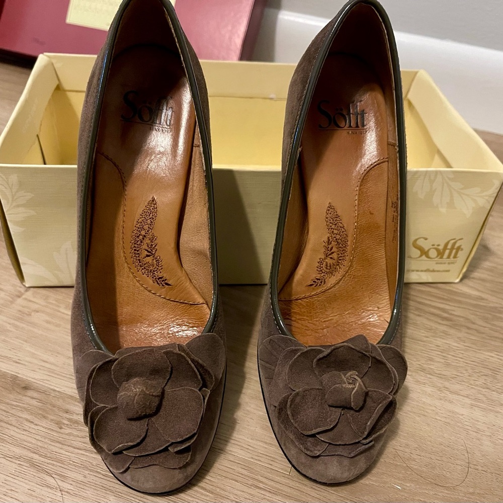 Sofft Brown/Gray Suede comfortable Heels with Floral Detail with arch support.